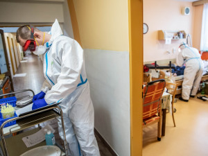 S testováním na Covid-19 pomáhají i hasiči, vytvořili mobilní odběrový tým