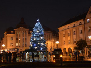 Vánoční stromy na hradecká náměstí jsou připraveny. Rozsvítí se o první adventní neděli