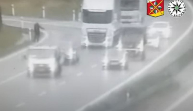 VIDEO: Stopoval na dálnici a odmítal přestat i po příjezdu policie