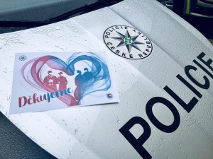 FOTO | VIDEO: Policie v Královéhradeckém kraji rozvezla po nemocnicích srdce se vzkazy a pozdravy