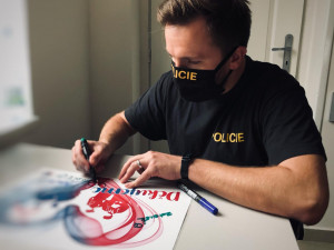 FOTO | VIDEO: Policie v Královéhradeckém kraji rozvezla po nemocnicích srdce se vzkazy a pozdravy