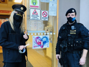FOTO | VIDEO: Policie v Královéhradeckém kraji rozvezla po nemocnicích srdce se vzkazy a pozdravy
