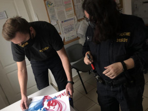 FOTO | VIDEO: Policie v Královéhradeckém kraji rozvezla po nemocnicích srdce se vzkazy a pozdravy