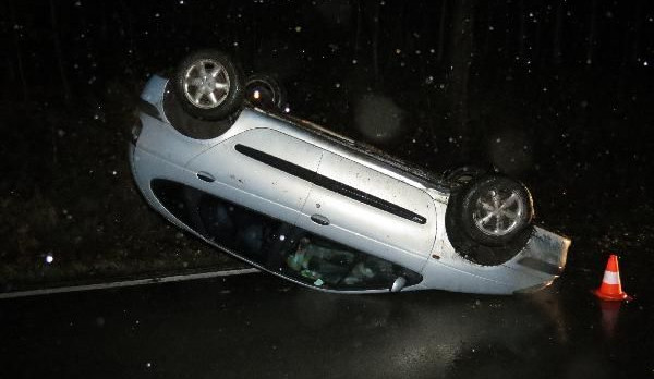 Policie řešila auto na střeše bez řidiče. Prý odešel pro pomoc, tvrdil opilý spolujezdec