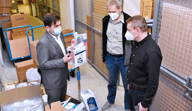 Nemocnice v Královéhradeckém kraji získají přístroje pro léčbu pacientů s COVID-19