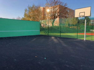 Ve Strži ve Dvoře Králové mají nové asfaltové hřiště na streetball. Vyrostla tu i tenisová zeď