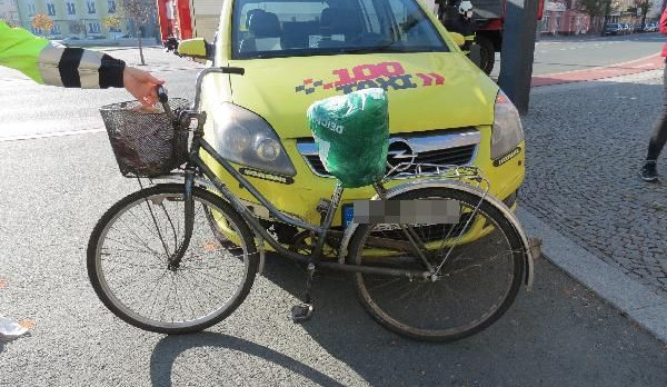Auto srazilo cyklistku, policie hledá svědky