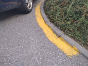 Nechtěl, aby mu před domem parkovala auta, tak tam namaloval žlutou čáru