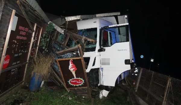 Kamion sjel ze silnice a zastavil se o stánek s občerstvením. Škoda je téměř u dvou milionů korun