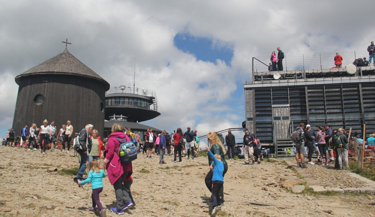Lidé vzali útokem Krkonoše, nebylo kde parkovat. Turisté zneužívali i sundaných ochranných sítí na Sněžce
