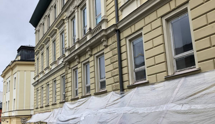 V budově ZUŠ v Trutnově se držela vlhkost a zima. Problém má vyřešit rekonstrukce