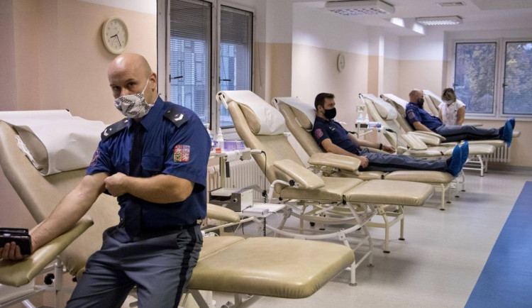 Příslušníci vězeňské služby darovali krev v hradecké nemocnici