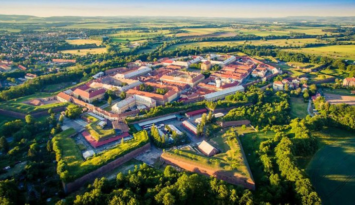 Oběhni Pevnost Josefov na čas. V Jaroměři odstartovala výzva pro fanoušky běhání