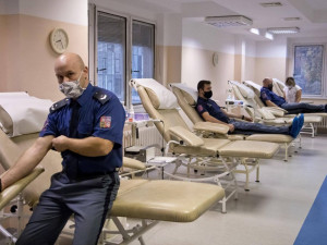 Příslušníci vězeňské služby darovali krev v hradecké nemocnici
