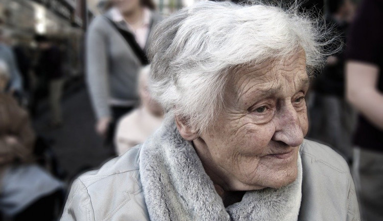 Nabízel seniorům nákup, vzal si peníze, ale pak už se neukázal