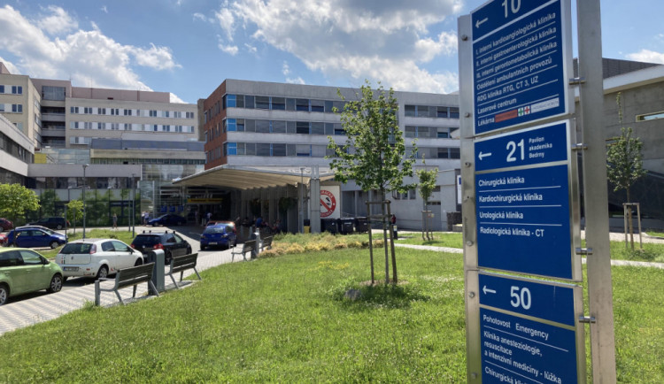 Ve Fakultní nemocnici Hradec Králové ubývá pacientů s koronavirem. Personál však stále chybí