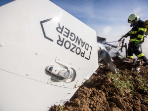 Policie odložila vyšetřování pádu vrtulníku na Náchodsku. Pravděpodobný viník při nehodě zemřel