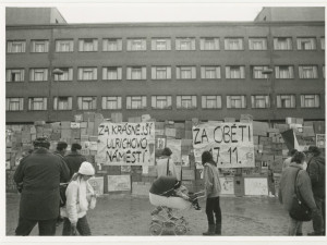 Sametová revoluce začala v Hradci Králové až 20. listopadu. Se studenty ji ve městě rozhýbali divadelní herci