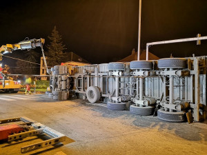 Převrácený kamion s řepou