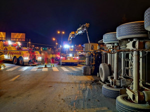 Převrácený kamion s řepou