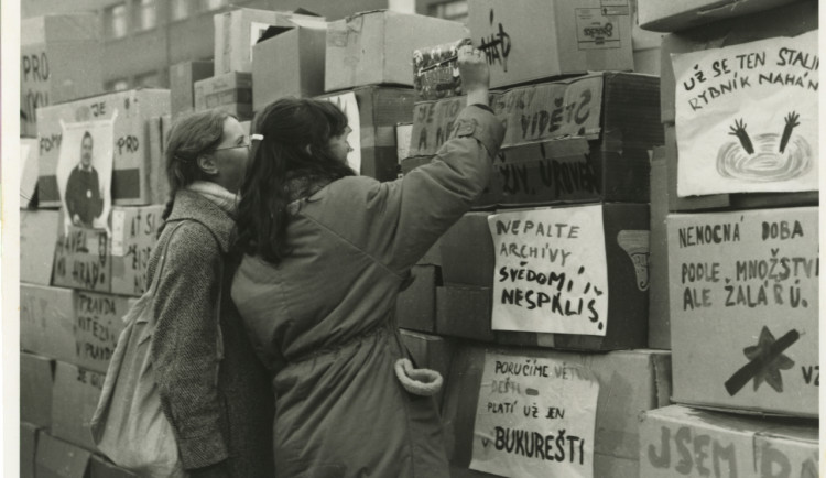 Symbolem sametové revoluce se v Hradci Králové stala papírová zeď