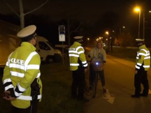 Hradečtí policisté se v těchto dnech zaměřují na osvětlení cyklistů