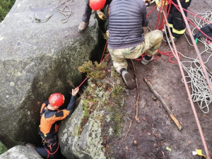 Hasiči společně se záchranáři a horolezci zachraňovali psa ve skalách na Broumovsku