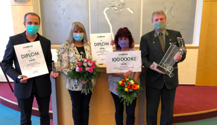 Křišťálová popelnice se letos v Hradci Králové nepředávala. I tak si nejlépe třídící obec našla