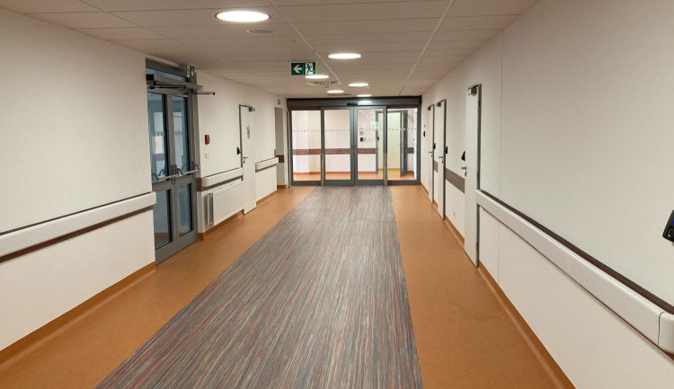 Nové pavilony náchodské nemocnice ošetří první pacienty v březnu příštího roku. Kraj nakupuje další vybavení