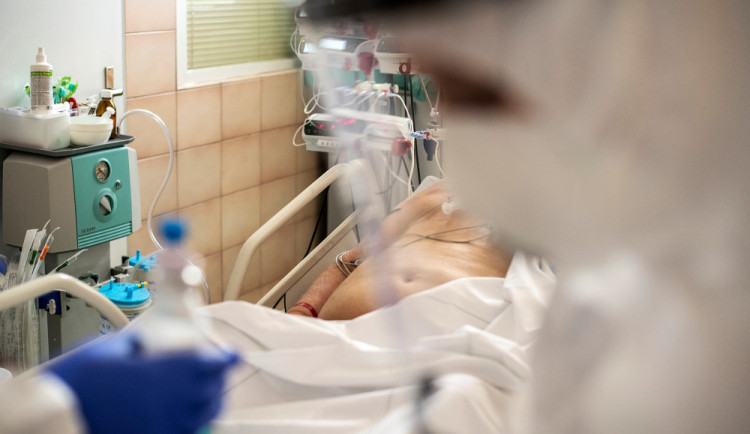 Denní přírůstek nakažených koronavirem se snížil na třetinu, ale zatížení nemocnic se stále velké. Zdravotníkům navíc docházejí rukavice