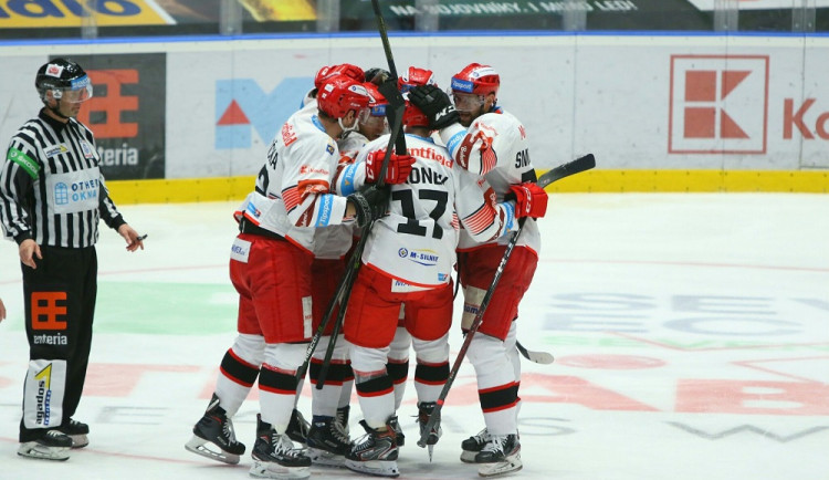 Hokejisté hradeckého Mountfieldu ve včerejším derby s Pardubicemi