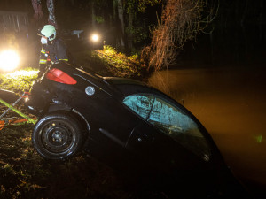 V Černožicích sjelo auto do rybníka. Hasičům s vytažením pomáhali kolegové z Pardubického kraje
