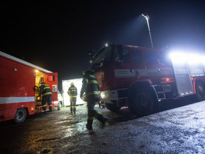V Černožicích sjelo auto do rybníka. Hasičům s vytažením pomáhali kolegové z Pardubického kraje