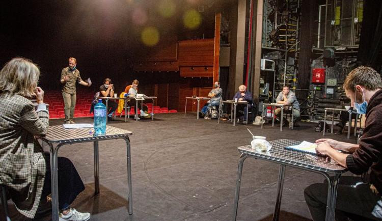 Noc divadel: Klicperovo divadlo odhalí vztahy v souboru a ukáže vynervovaného režiséra