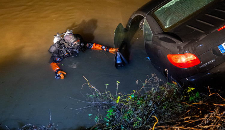 V Černožicích sjelo auto do rybníka. Hasičům s vytažením pomáhali kolegové z Pardubického kraje