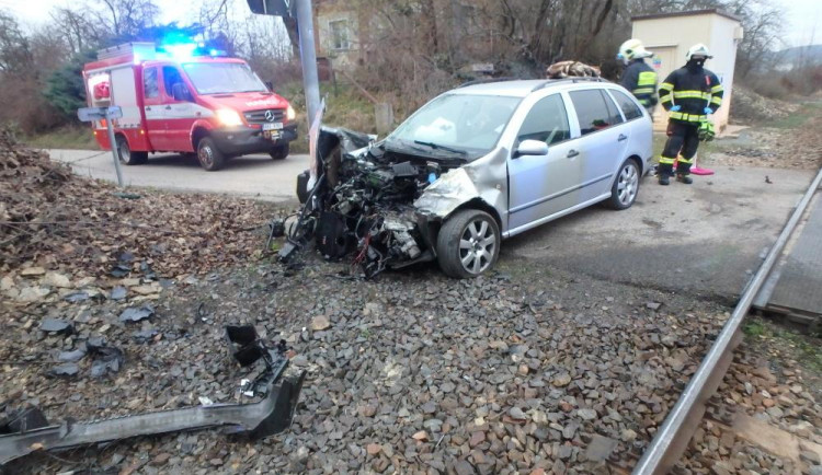 FOTO: Na Náchodsku se srazil vlak s osobním autem. Tři lidé skončili v nemocnici