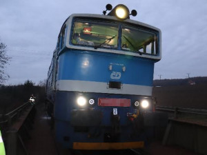 Na Náchodsku se srazil vlak s osobním autem. Tři lidé skončili v nemocnici
