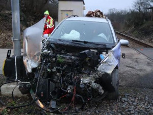 Na Náchodsku se srazil vlak s osobním autem. Tři lidé skončili v nemocnici