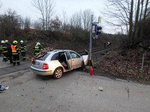 Na Náchodsku se srazil vlak s osobním autem. Tři lidé skončili v nemocnici