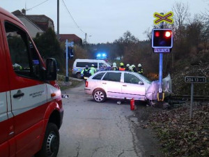 Na Náchodsku se srazil vlak s osobním autem. Tři lidé skončili v nemocnici