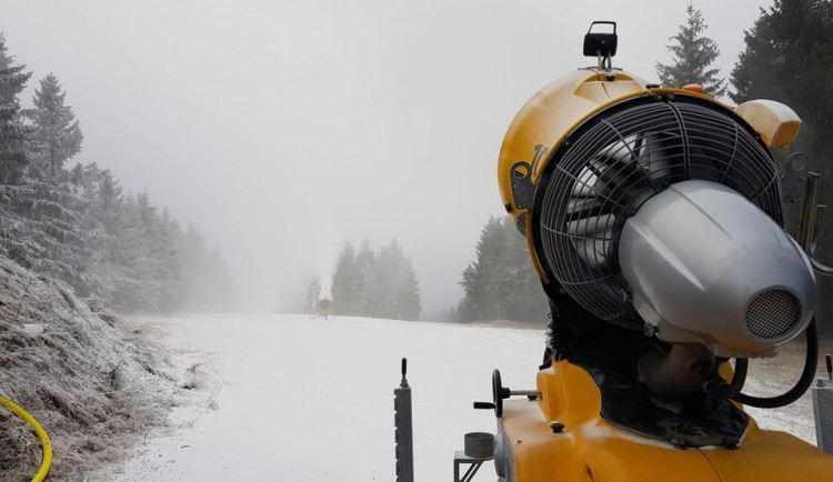 Skiareály na východě Čech už se zasněžují