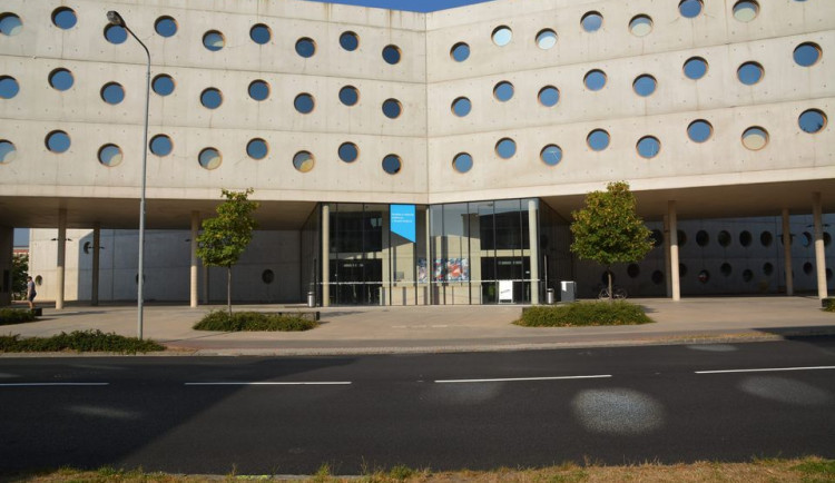 Hradecké knihovny otevírají výdejní okénka