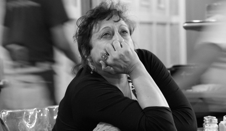 Miluji tě, pošli mi peníze nebo mě zabijou, píší podvodníci. Ti se na internetu zaměřují nejen na seniorky