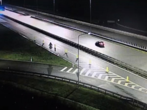 VIDEO: Policie měla pohotovost kvůli řidiči na D11 u Hradce Králové v protisměru
