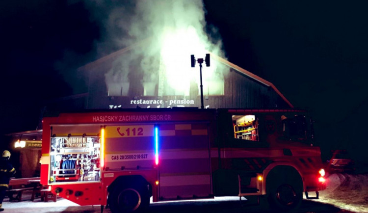 V Horních Mísečkách hoří Jilemnická bouda. Na místě zasahuje několik jednotek hasičů