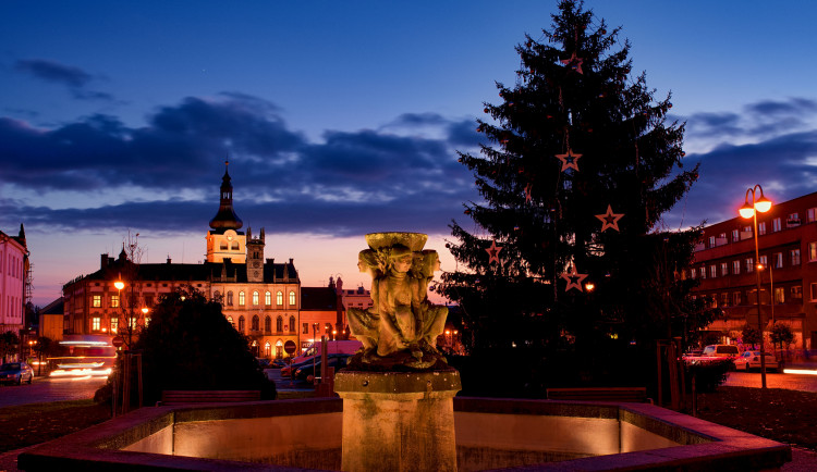 Adventní trhy i rozsvěcení vánočního stromu ruší i Hořice. Lidé ho budou sledovat jen online