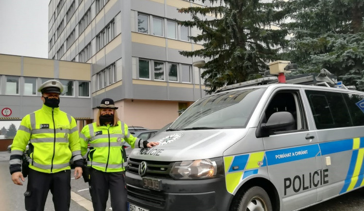Dopravní policisté, kterým následně poděkoval novopečený otec