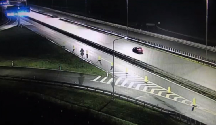 VIDEO: Policie měla pohotovost kvůli řidiči na D11 u Hradce Králové v protisměru