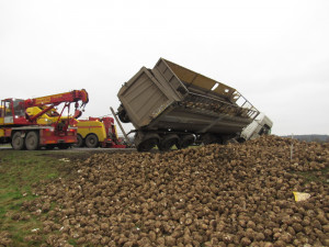Převrácený kamion s řepou zablokoval silnici mezi Hradcem Králové a Vamberkem