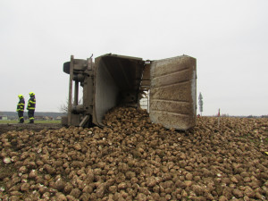 Převrácený kamion s řepou zablokoval silnici mezi Hradcem Králové a Vamberkem